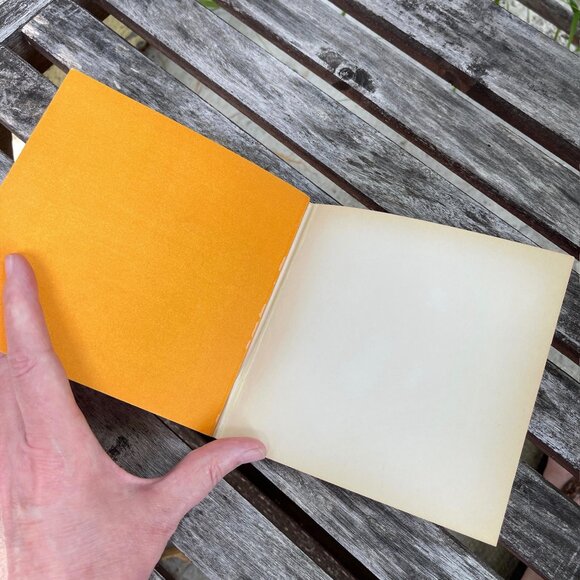 VINTAGE CHARLES SCHULZ MINI BOOK HAPPINESS IS A WARM PUPPY 🐶 FIRST EDITION 1970 - Picture 13 of 14